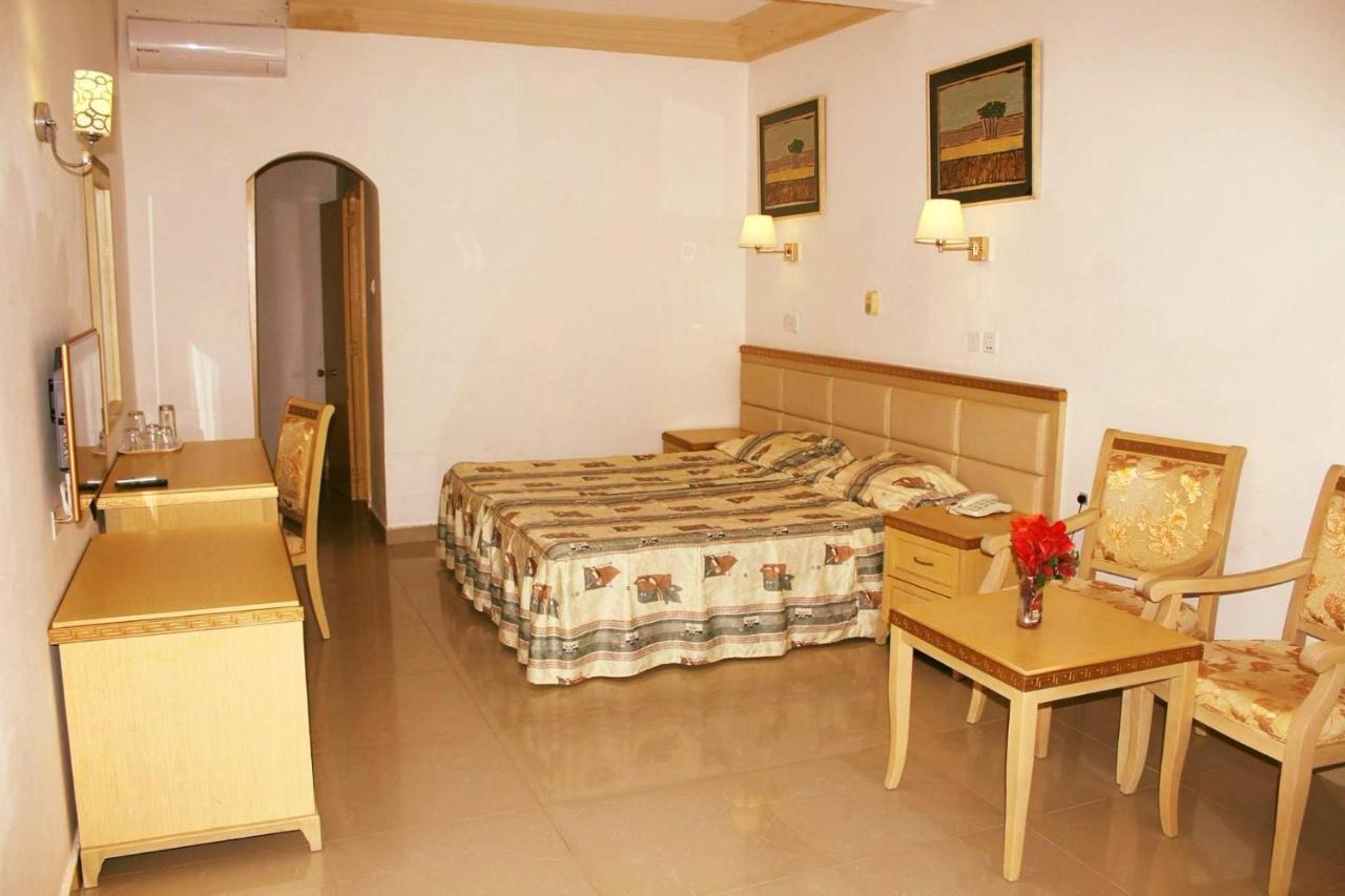 Cape Point Hotel Bakau Bagian luar foto