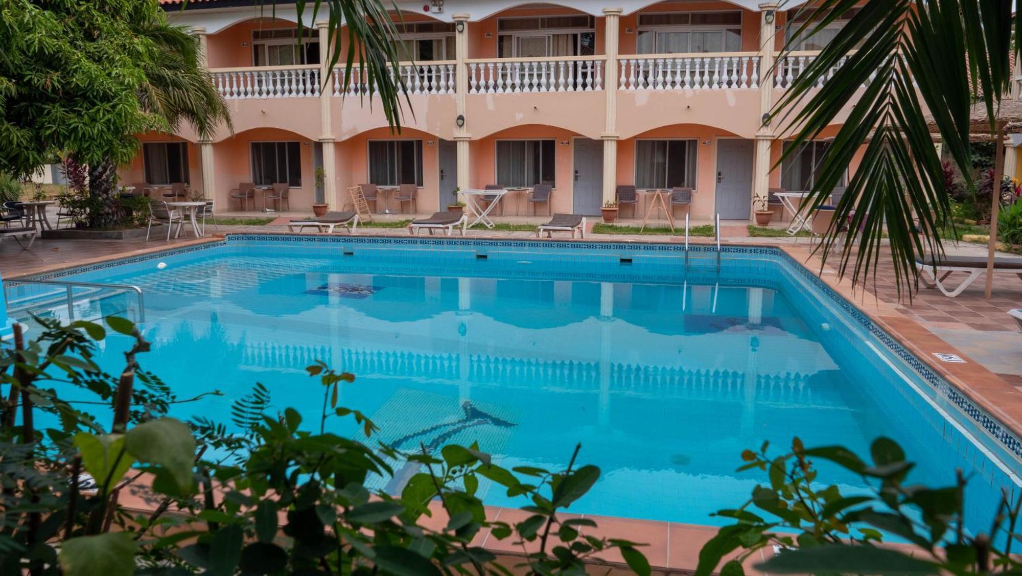 Cape Point Hotel Bakau Bagian luar foto