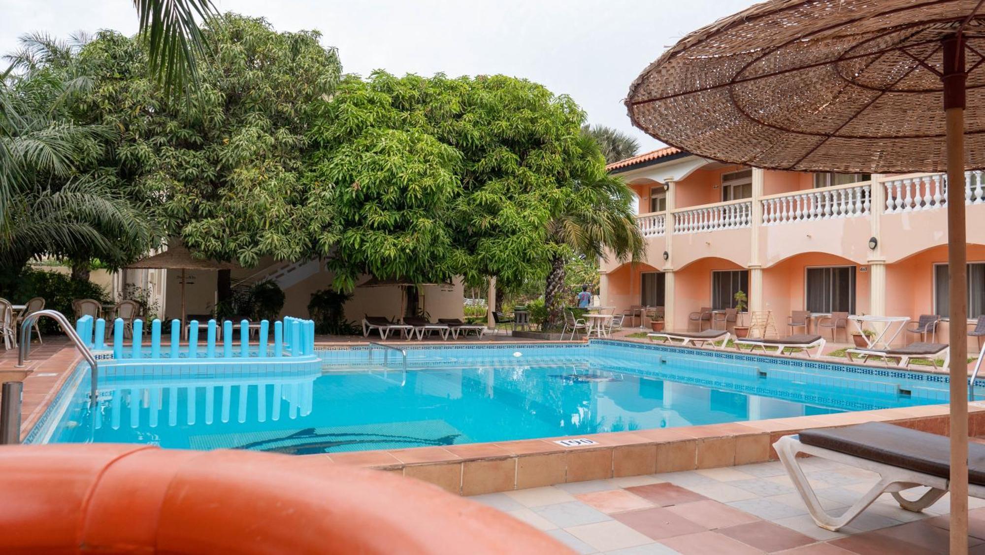 Cape Point Hotel Bakau Bagian luar foto