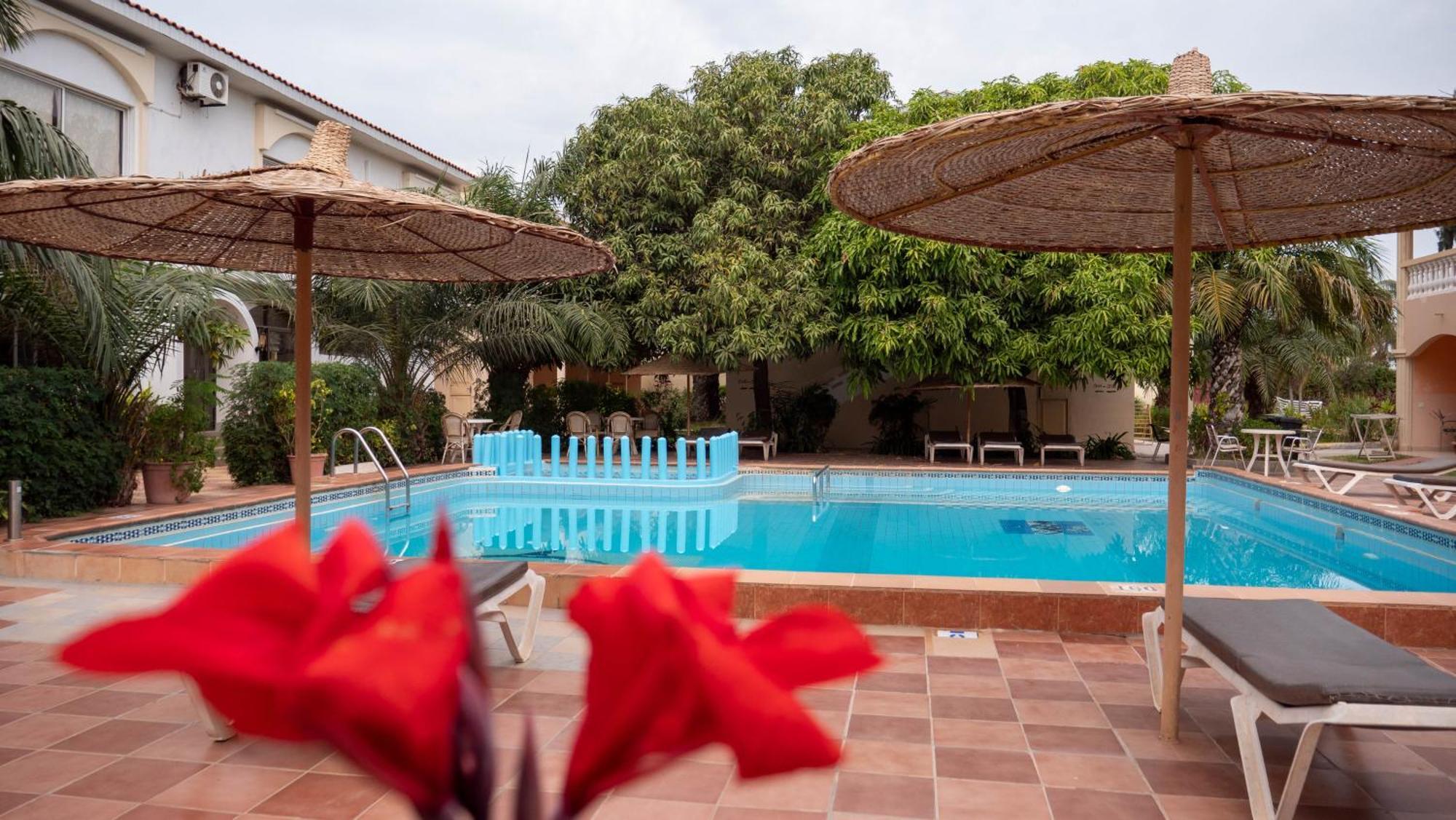 Cape Point Hotel Bakau Bagian luar foto