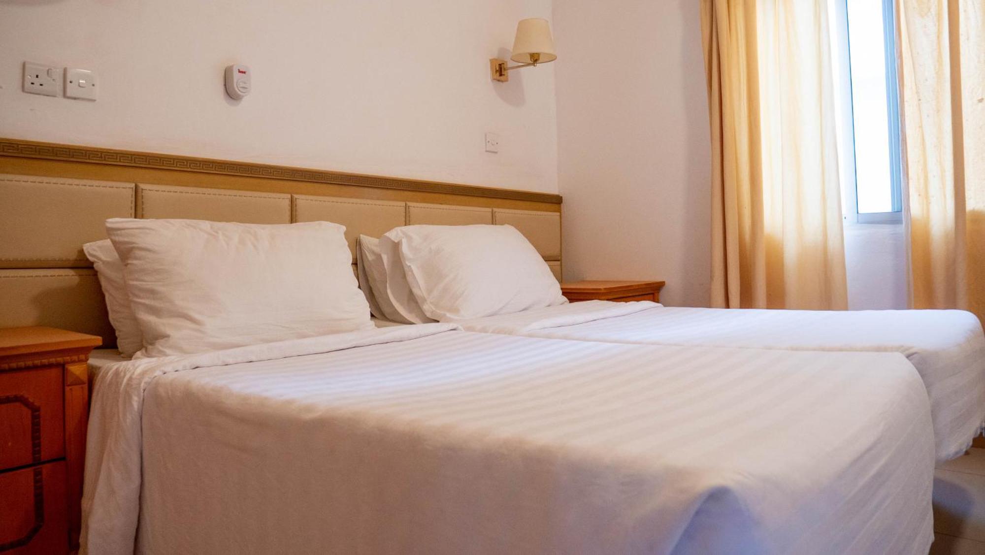 Cape Point Hotel Bakau Bagian luar foto