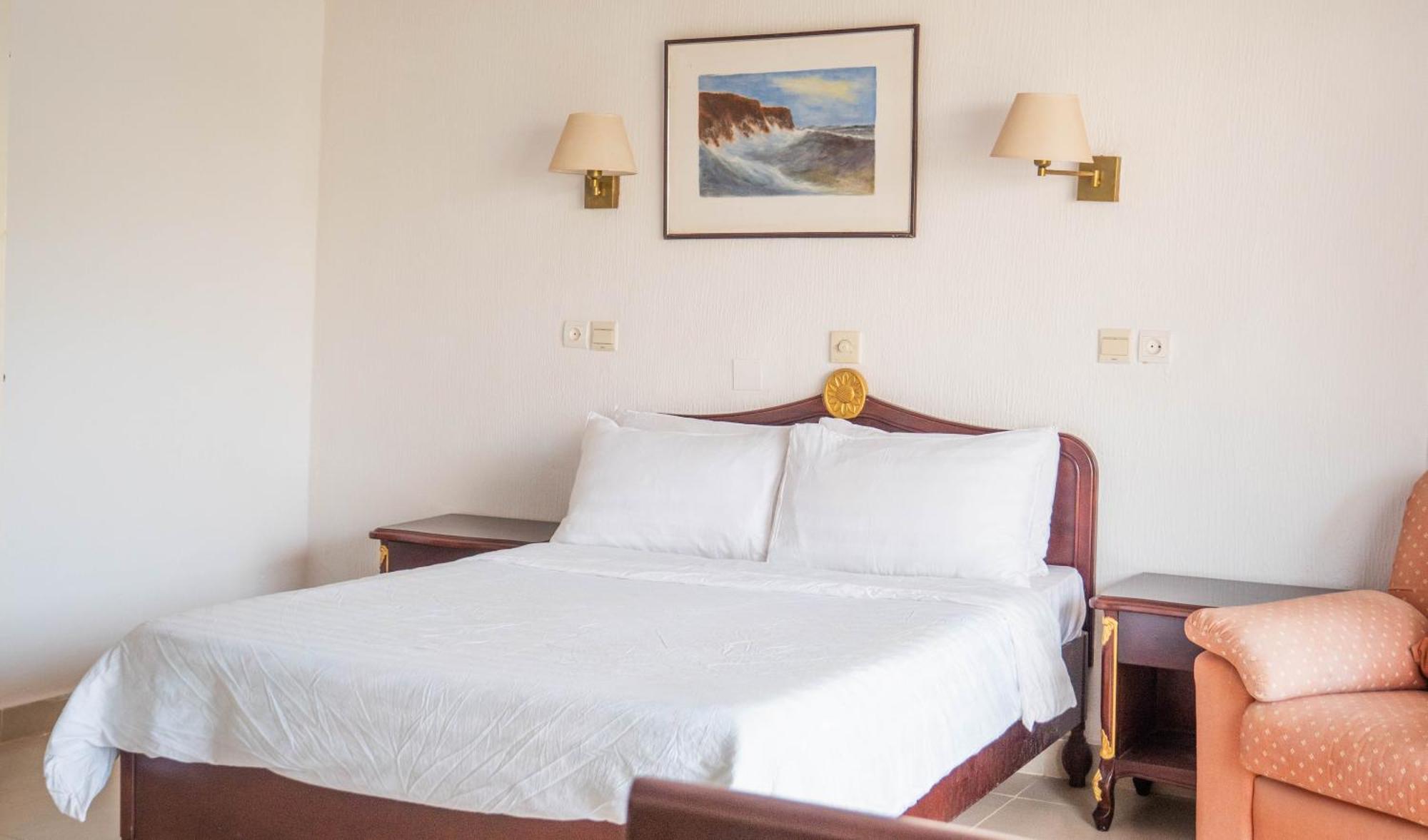 Cape Point Hotel Bakau Bagian luar foto