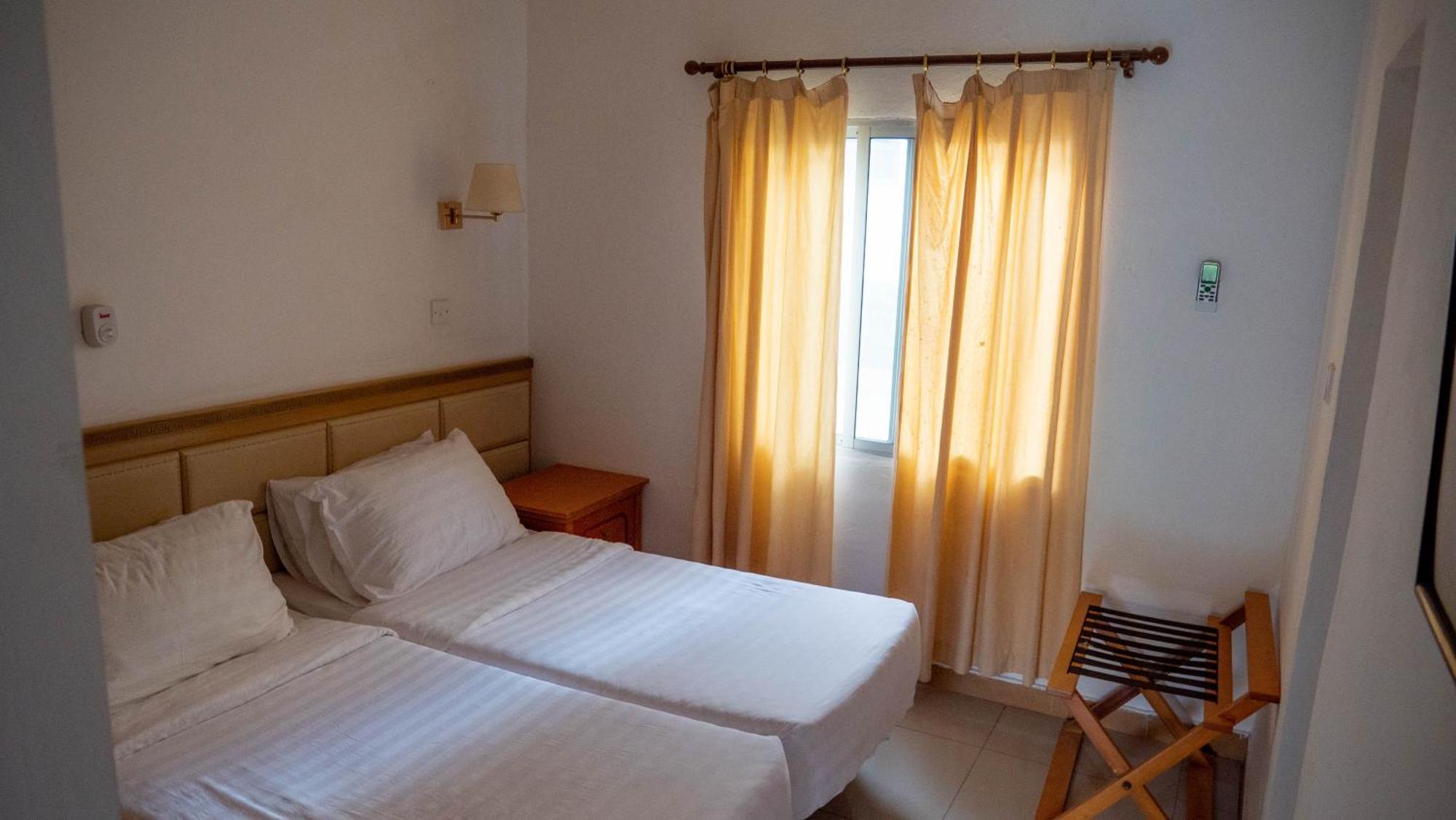 Cape Point Hotel Bakau Bagian luar foto