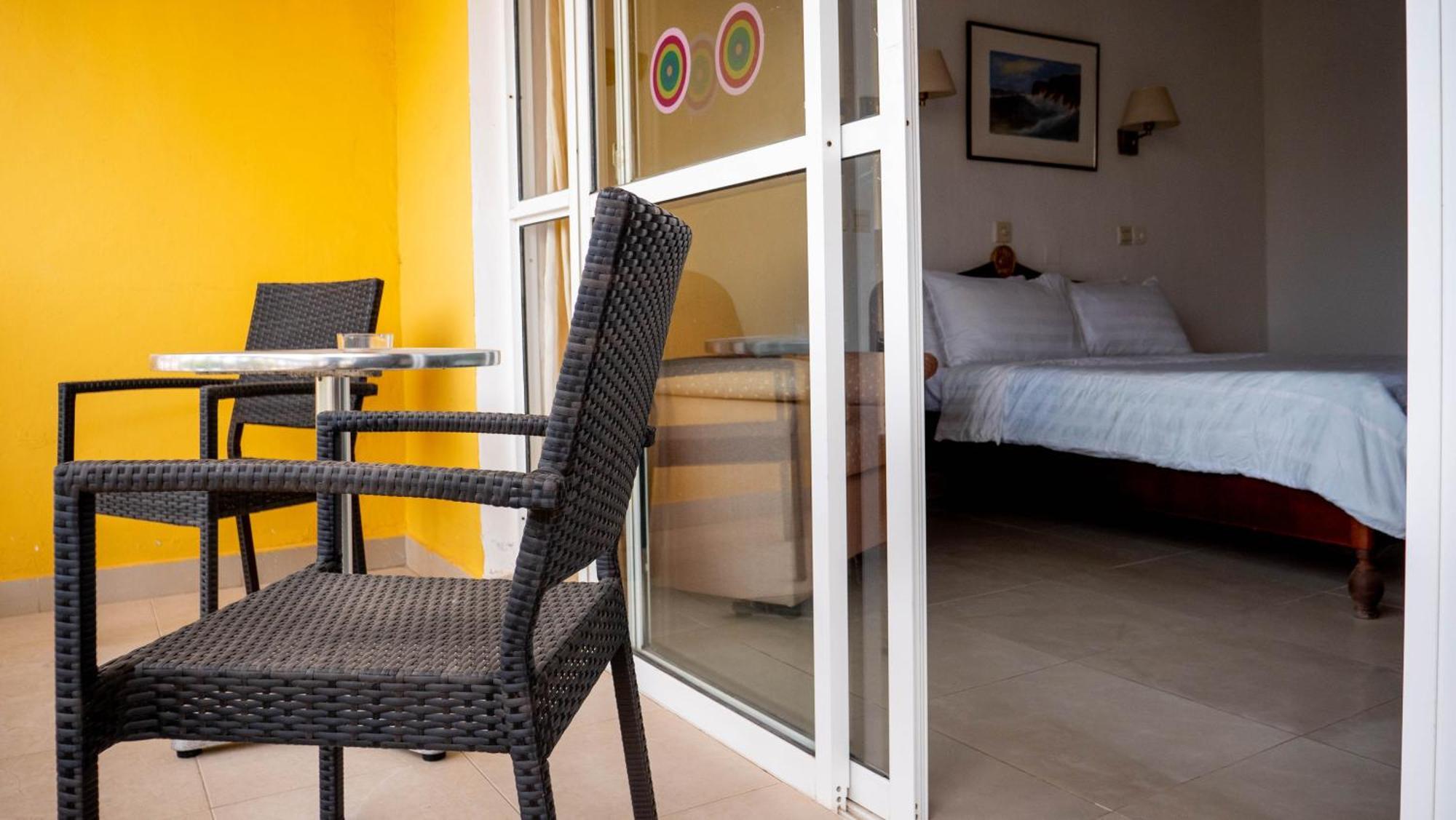 Cape Point Hotel Bakau Bagian luar foto