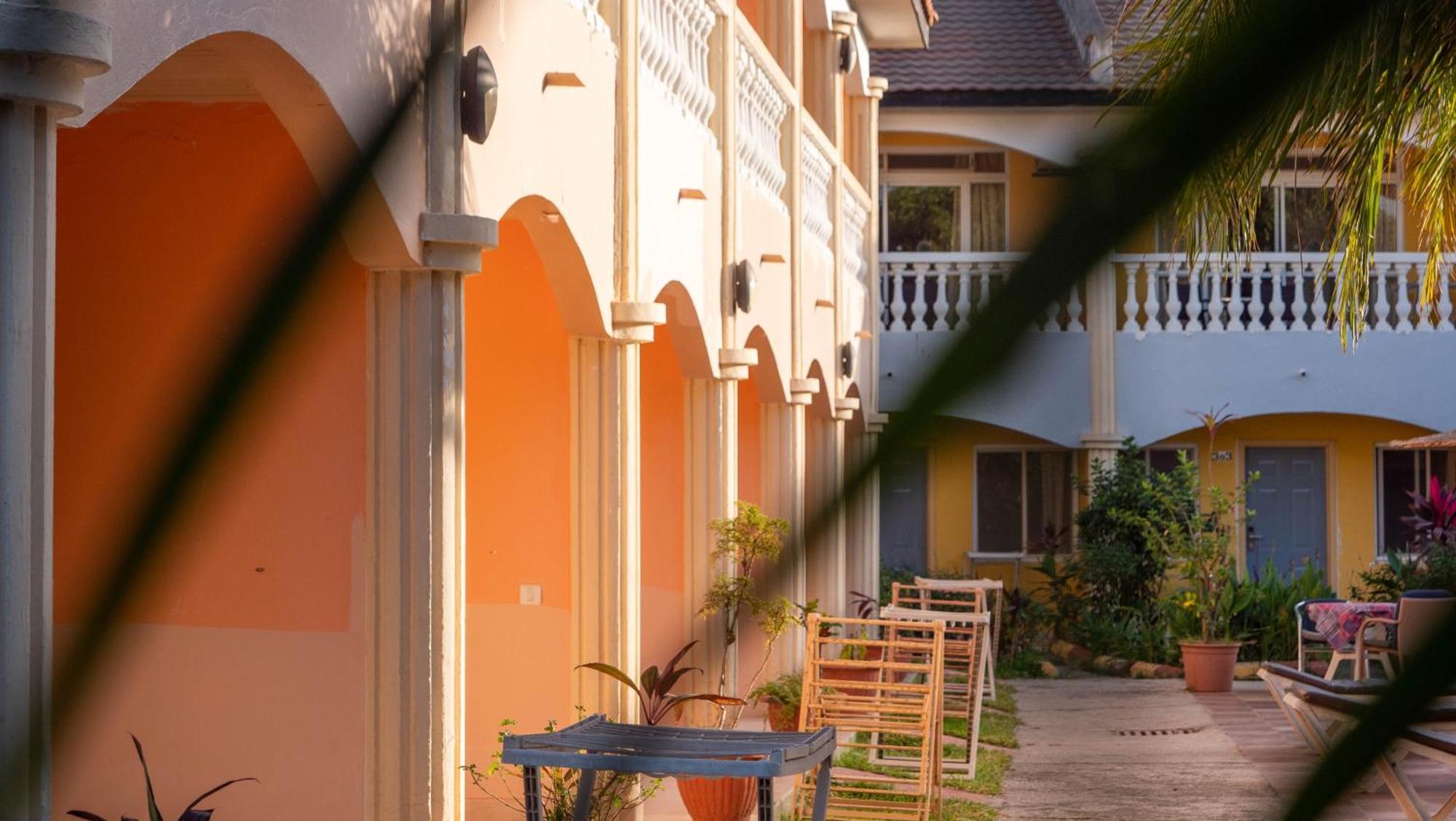 Cape Point Hotel Bakau Bagian luar foto