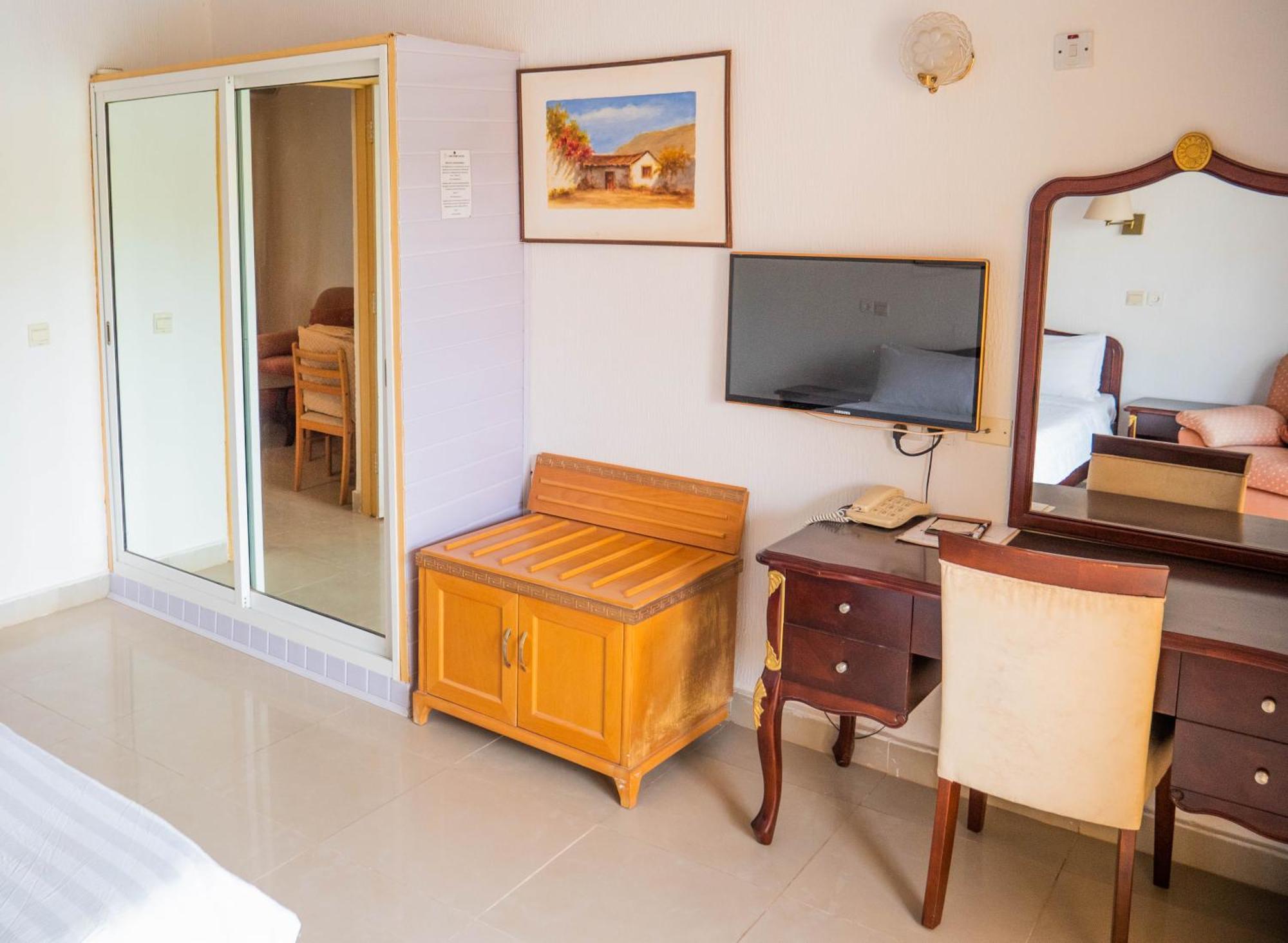 Cape Point Hotel Bakau Bagian luar foto